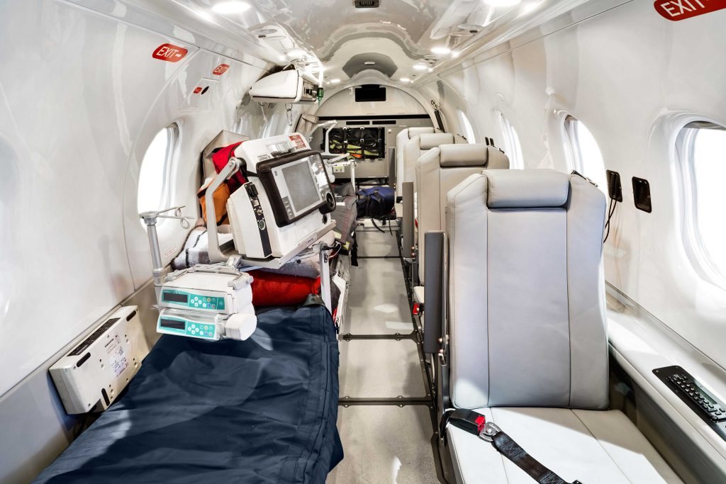 Hasta monitörü, infüzyon pompaları ve tıbbi ekip koltukları bulunan hava ambulansı kabini — Hava Ambulansında Kimler Seyahat Eder?