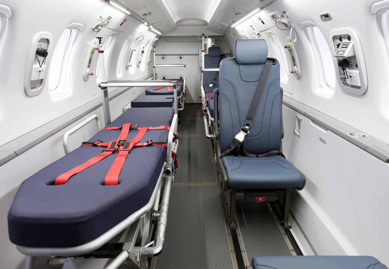 Cabine d'avion sanitaire avec deux civières et un siège pour le personnel médical — Évacuer un salarié expatrié : le rôle de l'employeur
