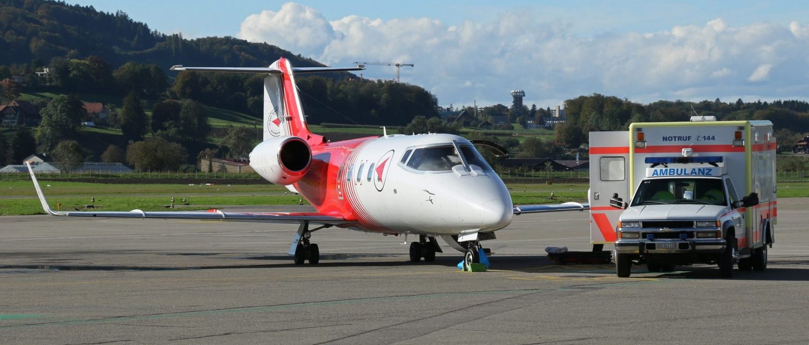 Avion sanitaire stationné près d'une ambulance suisse sur le tarmac — Peut-on refuser un rapatriement proposé par son assureur ?