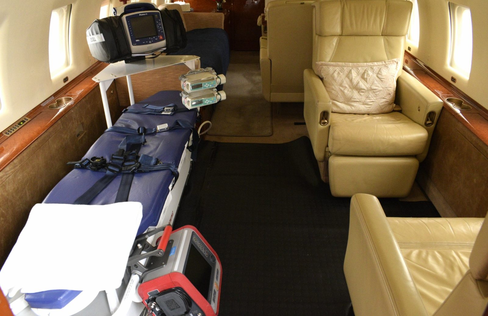Business-jet air ambulance cabin with a stretcher, a monitor and infusion pumps