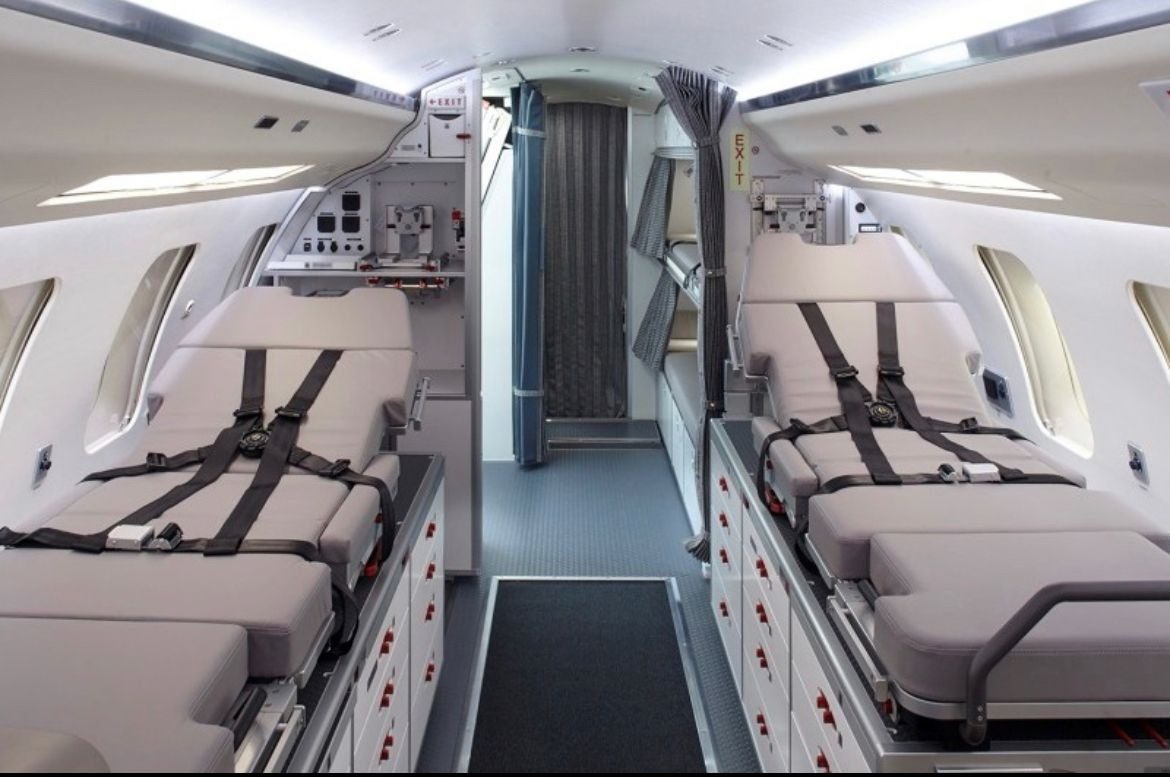 Cabine d'avion-ambulance équipée de deux civières médicales pour un transfert bed-to-bed