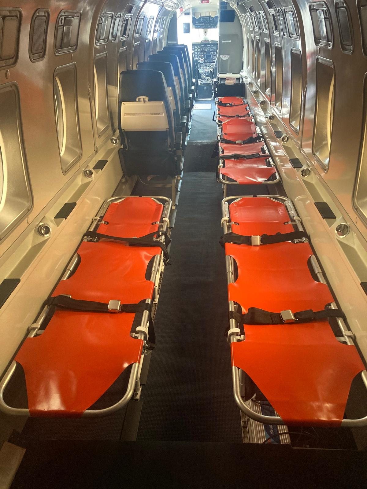 Birden fazla hastanın transferi için çok sedyeli hava ambulansı kabini — Brezilya ve Fransa Arasında Tıbbi Repatriasyon