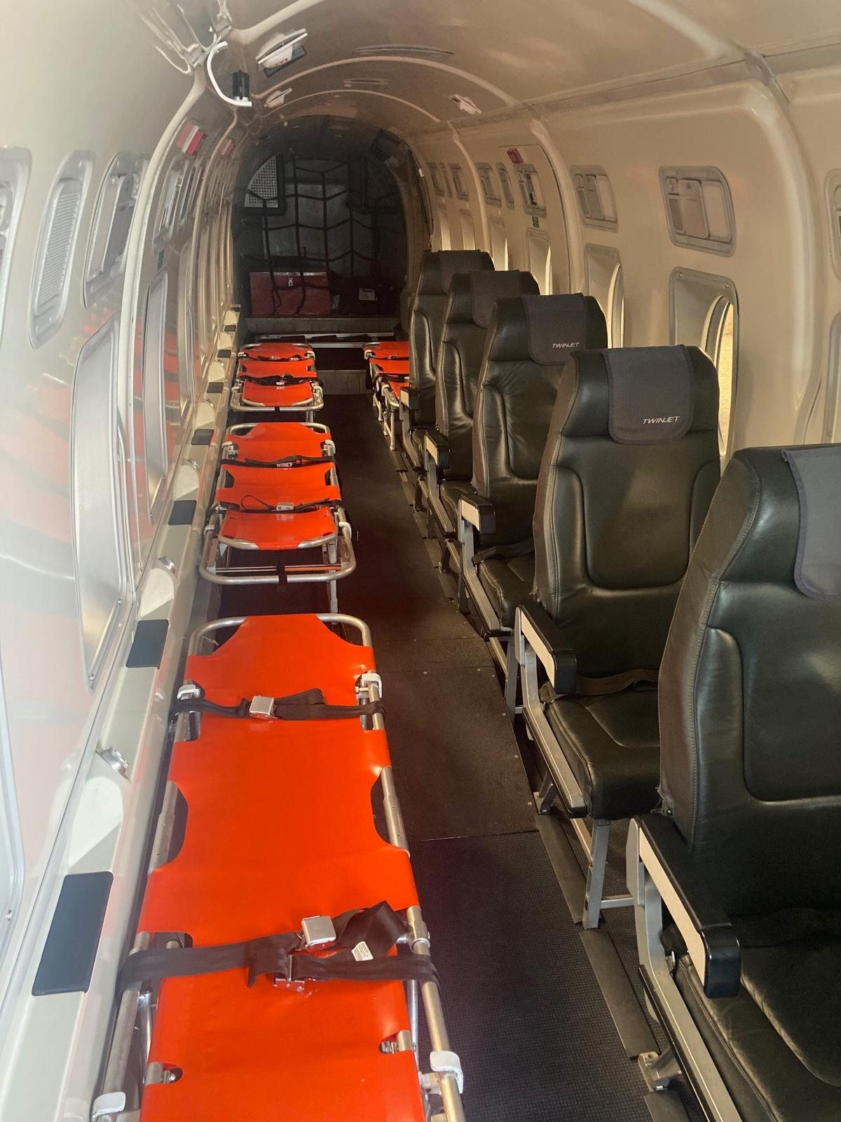Bir sıra sedye ve tıbbi ekip koltukları bulunan hava ambulansı kabini — Meksika ve Fransa Arasında Tıbbi Repatriasyon