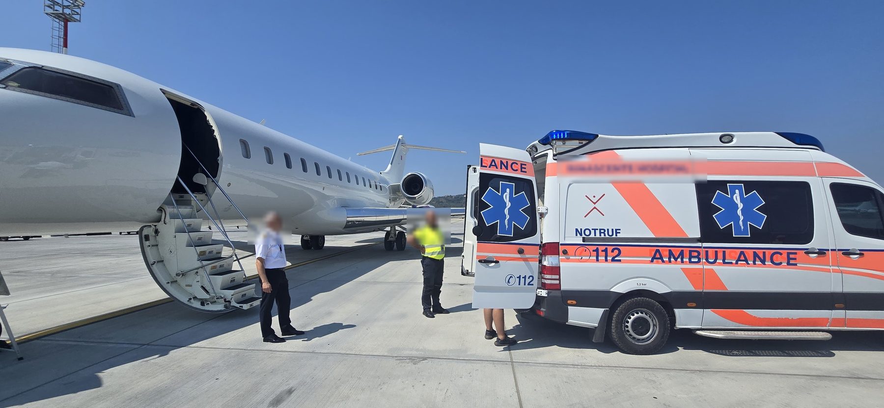 Ambulance terrestre et avion Ambulance Flight lors d'un transfert de patient d'hôpital à hôpital