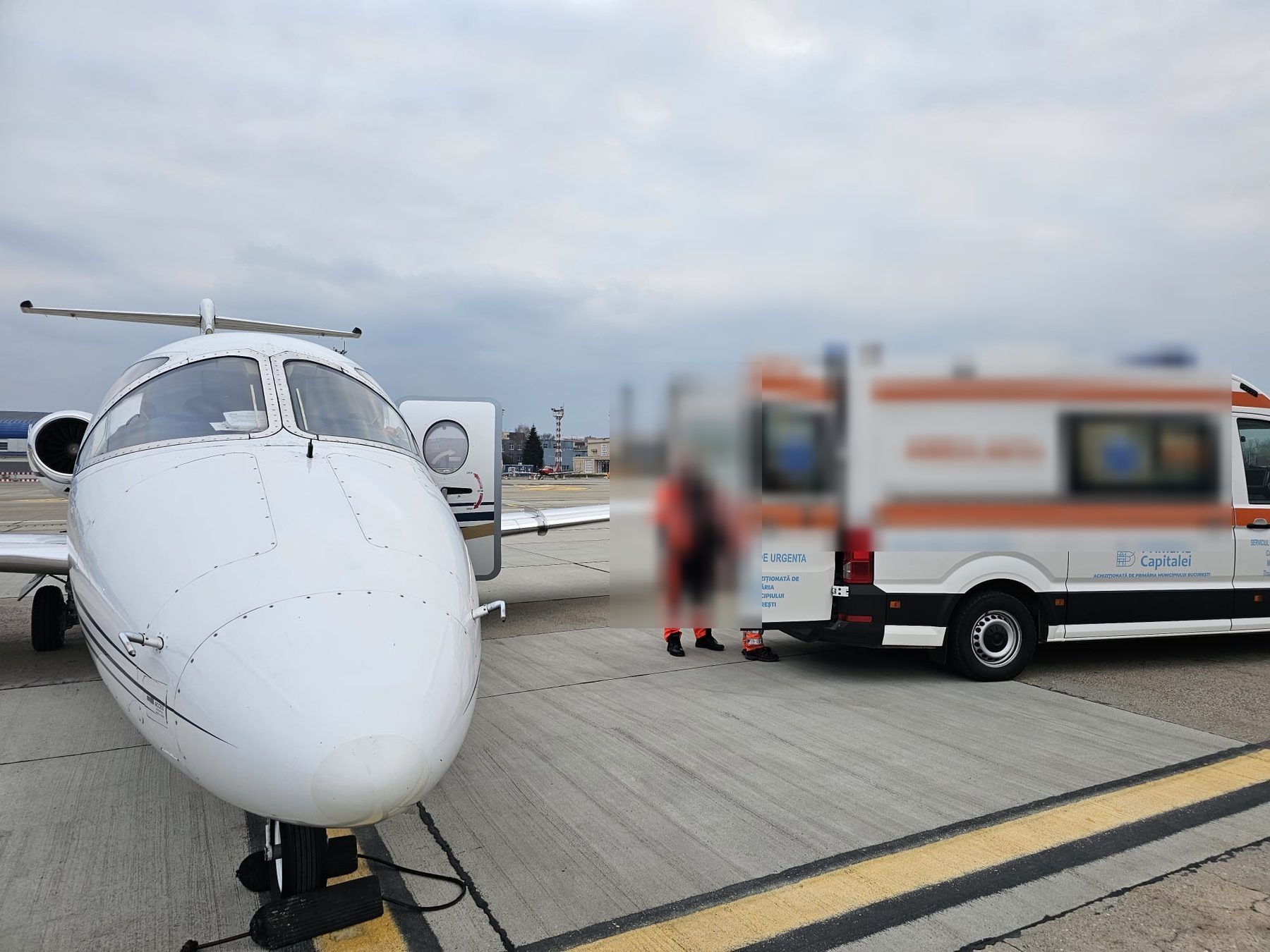 Ventilateur et incubateur de transport en soins intensifs préparés près de l'avion pour un transfert ECMO