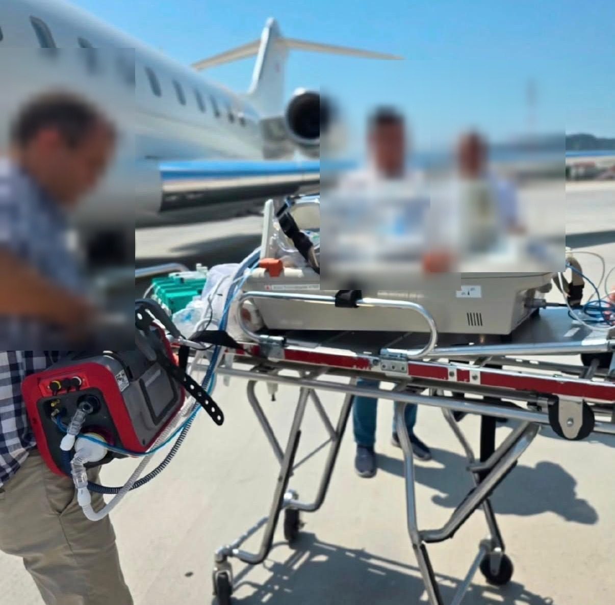 Équipe médicale préparant le matériel de transport en soins intensifs auprès de l'avion-ambulance