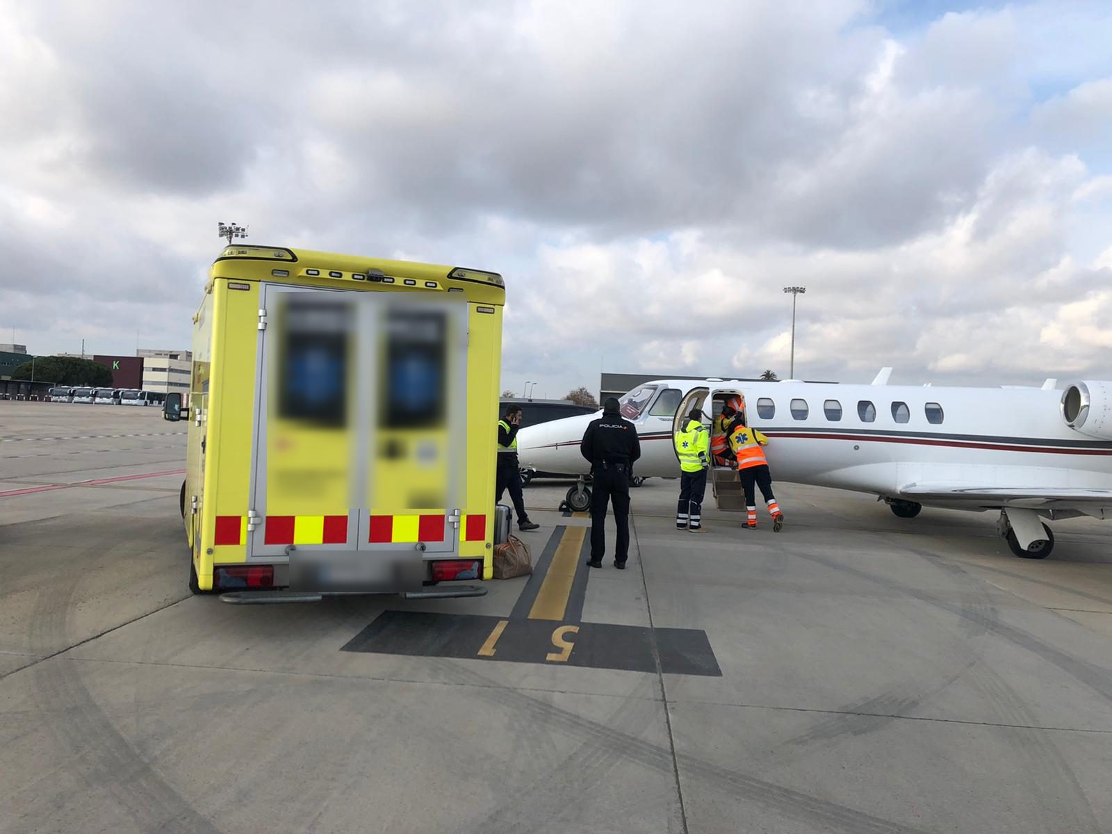 Avion-ambulance et ambulance terrestre lors d'une véritable mission de rapatriement sanitaire
