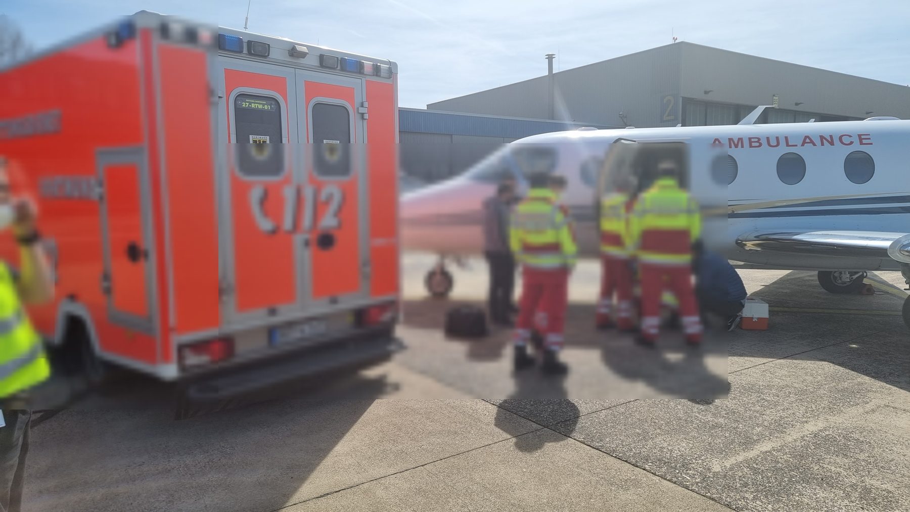 Équipe médicale Ambulance Flight sur le tarmac auprès de l'avion-ambulance au crépuscule